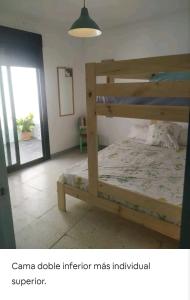 塔拉韦拉·德·拉·雷纳Casa de Campo Talavera的一间卧室配有一张木制双层床。