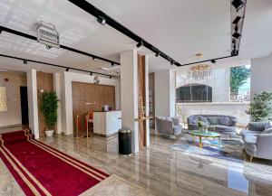 塞拉莱Daar AL Maqam Suites Apartments Salalah的客厅配有沙发和桌子