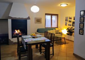 龙奇廖内roncio' cottage的客厅配有桌子和壁炉