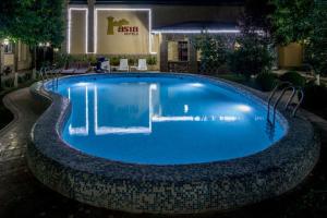 Khodzha-AkhrarHotel Asia Samarkand的夜间在酒店的游泳池