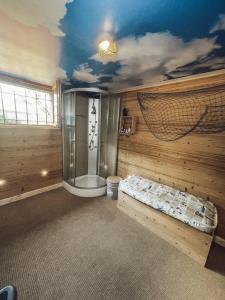 埃皮纳勒Spa 166 jets, Bord de mer by Carl-Emilie的客房设有带淋浴的浴室和一张床。