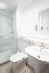 曼彻斯特Miller & Carter Heaton Chapel by Innkeeper's Collection的白色的浴室设有卫生间和水槽。