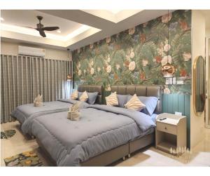 考科Campson Heaven Resort的卧室内的两张床,配有花卉壁纸