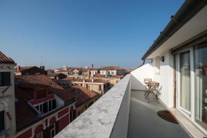 威尼斯萨伏伊约兰达公寓的市景阳台