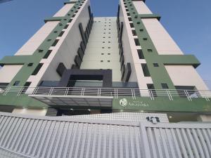 若昂佩索阿Residencial Amazonia Apto 1205的 ⁇ 染带栅栏的大建筑