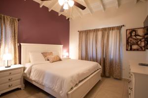 马霍礁Reflection Y 5 Star Villa的卧室配有白色大床和窗帘