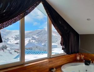 乌鲁达Bof Hotels Uludağ Ski&Luxury Resort All Inclusive的美景浴室设有大窗户