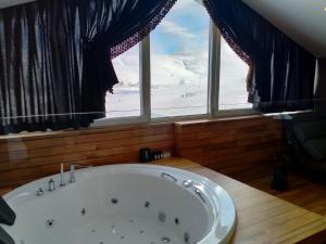 乌鲁达Bof Hotels Uludağ Ski&Luxury Resort All Inclusive的带浴缸的大窗户