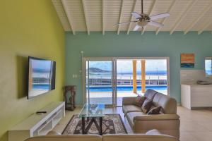 马霍礁Reflection Z 5 Star Villa的带沙发和吊扇的客厅