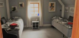 霍布罗Bed & Breakfast Hobro的一间卧室设有两张床和窗户。