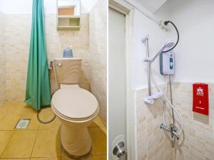 马尼拉OYO 882 City Stay Inns Makati City Hall的浴室设有卫生间和绿色淋浴帘。