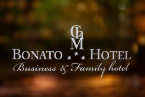 纳霍德博纳托酒店的多米诺酒店商务和家庭酒店标志