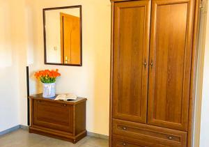 谢维日Noclegi Prestige的一间房间,配有一个橱柜和花瓶