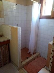 MomuyRicouch, chambre d'hôtes et permaculture的浴室内带窗帘的淋浴