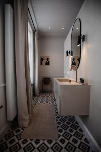 奥斯坦德Villa Ostinato的一间带水槽和镜子的浴室