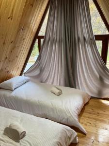 迪利然Green Villa Resort Grey的带窗户的客房内的两张床