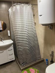 迪利然Green Villa Resort Grey的浴室设有白色和黑色淋浴帘。