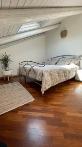 比耶拉Il Giardino Segreto的铺有木地板的客房内设有一间卧室和一张床。