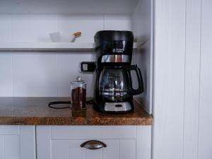 莫塞尔湾Authentic Mossel Bay的厨房的柜台上设有咖啡壶