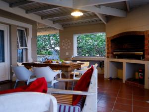 莫塞尔湾Authentic Mossel Bay的一间带桌椅和壁炉的用餐室