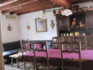 厄热涅莱班Les Chênes 2 - cadre verdoyant的客厅配有桌子和沙发