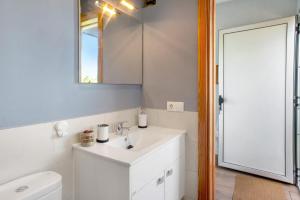 加尔达尔Estudio Lua的一间带水槽、镜子和卫生间的浴室