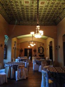 安巴托洛卡广场精品酒店的一间带桌椅和吊灯的用餐室