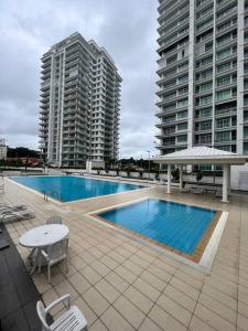 米里Bay Resort Condominium 3-bedrooms with Swimming Pool near the Seaside的一座大型游泳池,拥有两座高高的建筑