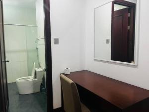 米里Bay Resort Condominium 3-bedrooms with Swimming Pool near the Seaside的一间带卫生间、水槽和镜子的浴室