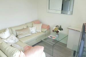 利物浦Large 6 bedroom duplex - perfect for large family的带沙发和玻璃桌的客厅