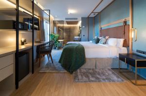 圣克鲁斯-德特内里费SC特纳利夫塔布里安特酒店的配有一张床和一张书桌的酒店客房
