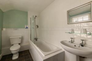 埃斯克代尔凉亭别墅酒店的白色的浴室设有卫生间和水槽。