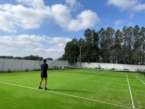 圣维托诺曼玛赛丽亚尹坎特鲁皮酒店的两人在网球场打网球