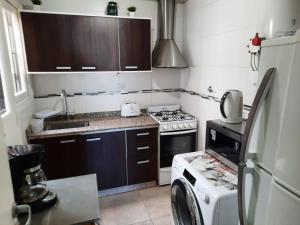 门多萨Departamento Mendoza的小厨房配有炉灶和洗衣机。