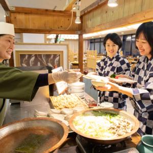 大山Kyukamura Oku-Daisen的一群妇女在厨房准备食物
