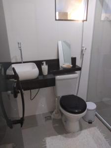 安格拉杜斯雷斯Casa familiar的浴室设有黑色的卫生间和水槽。