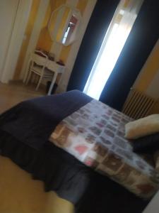 菲乌米奇诺FiumicinoA57的一间卧室配有床,床上装有被子