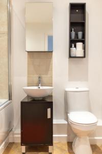 曼斯菲尔德No 21的浴室配有白色卫生间和盥洗盆。