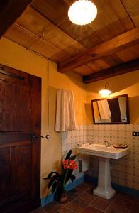 Cerretto Langhe迪莫拉斯托里科罗曼迪卡伊尔索莱伊娜卢纳乡村民宿的一间带水槽和镜子的浴室
