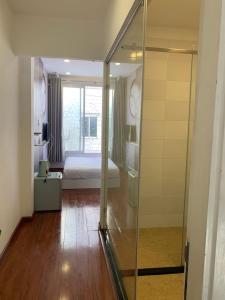 胡志明市Moka's House的浴室设有玻璃门,可通往卧室