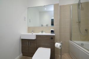 博尔顿最后一滴水乡村Spa酒店的浴室配有卫生间、盥洗盆和淋浴。
