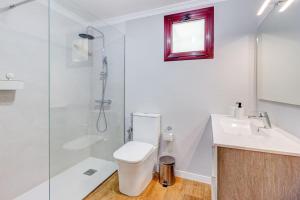阿尔卡拉Acogedor apartamento en Alcalá - By Feel your holidays的带淋浴、卫生间和盥洗盆的浴室