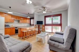 阿尔卡拉Acogedor apartamento en Alcalá - By Feel your holidays的客厅配有沙发和桌子