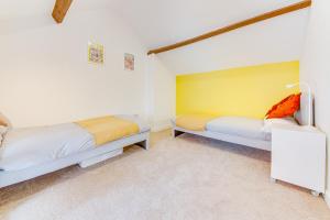 HeeleyUnique & Cosy Coach House - Sheffield Chantrey Road的一间卧室设有两张床和黄色的墙壁