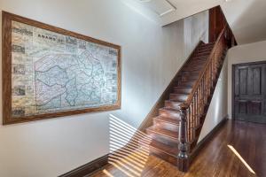 盖茨堡Getty House的楼梯旁墙上的大地图