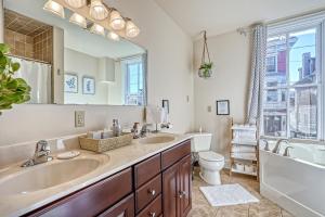 盖茨堡Getty House的一间带两个盥洗盆、浴缸和卫生间的浴室