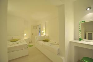 安倍拉斯安倍拉斯玛格丽塔一室公寓酒店的白色的客房配有两张床和镜子