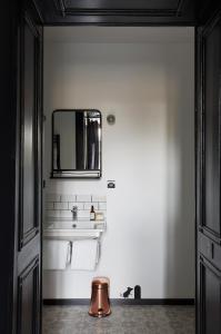 安锡布蒂克酒店的浴室设有镜子、水槽和毛巾