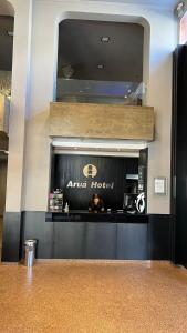普鲁登特总统城Aruá Hotel的大楼内一家 ⁇ 马餐馆的入口