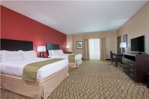 萨利纳萨利纳假日酒店的酒店客房设有两张床和一台平面电视。